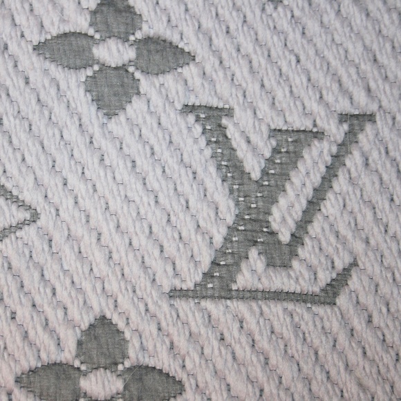 Louis Vuitton LV Monogram Logomania Wool Pearl Grey Scarf - Picture 4 of 5